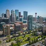 New! 22Fl Downtown W Tower View & Pool, Free Banff Pass, Parking, Gym, Wine & More!
