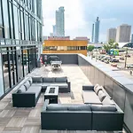 New! 22Fl Downtown W Tower View & Pool, Free Banff Pass, Parking, Gym, Wine & More!