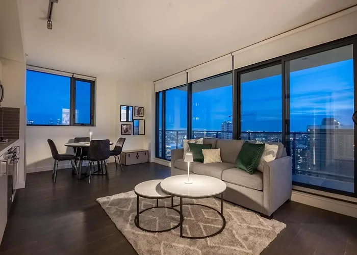 New! 22Fl Downtown W Tower View & Pool, Free Banff Pass, Parking, Gym, Wine & More!