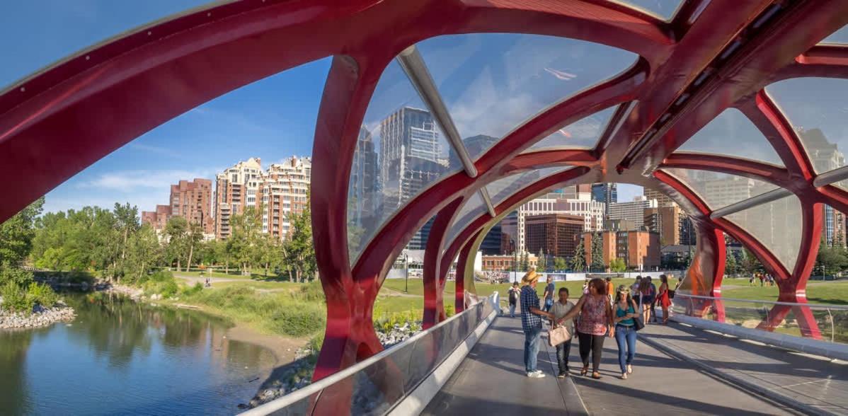 New! 22fl Downtown W Tower View & Pool, Free Banff Pass, Parking, Gym, Wine & More! Hébergement de vacances Calgary