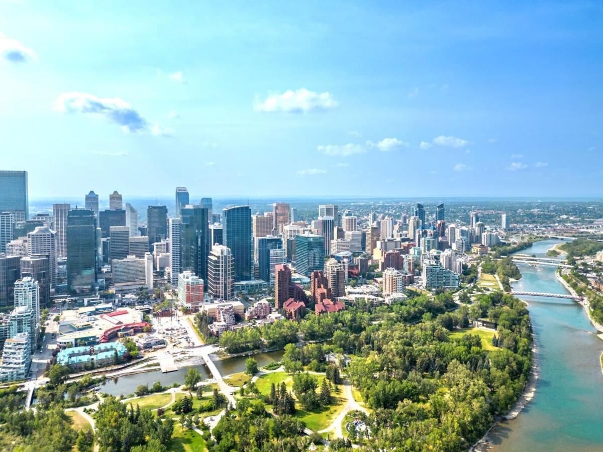 New! 22fl Downtown W Tower View & Pool, Free Banff Pass, Parking, Gym, Wine & More!