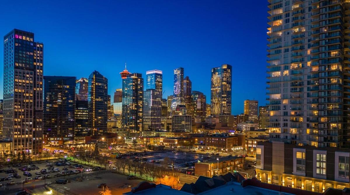 Hébergement de vacances New! 22fl Downtown W Tower View & Pool, Free Banff Pass, Parking, Gym, Wine & More!