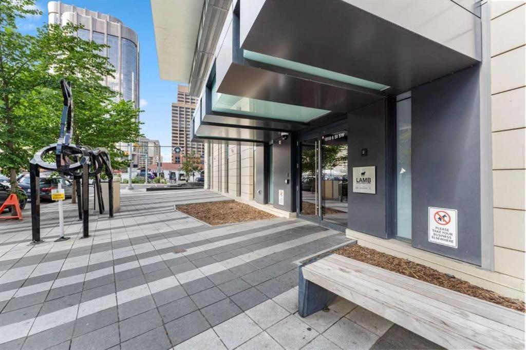 New! 22fl Downtown W Tower View & Pool, Free Banff Pass, Parking, Gym, Wine & More! Calgary