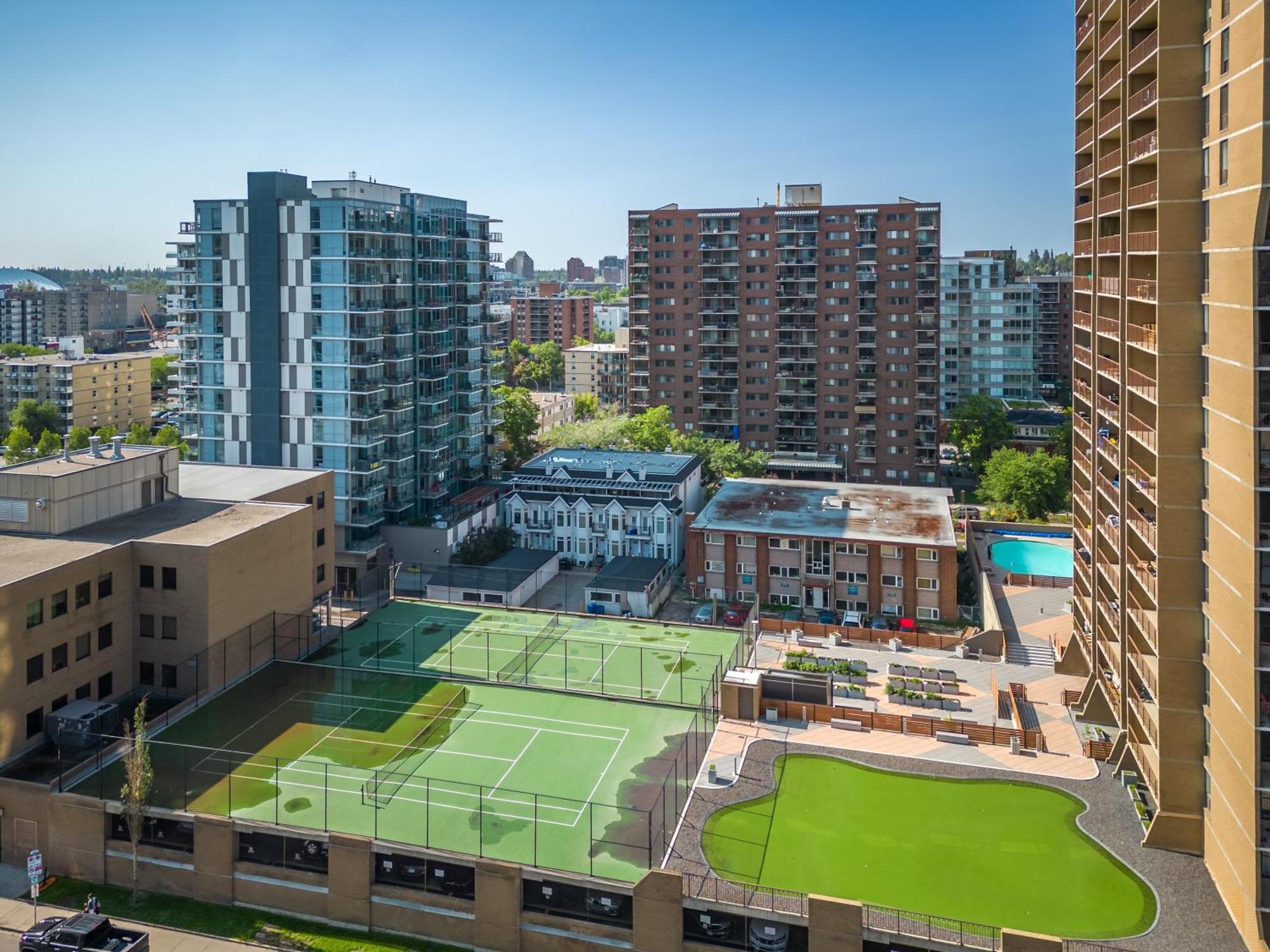 New! 22fl Downtown W Tower View & Pool, Free Banff Pass, Parking, Gym, Wine & More! Holiday home *
