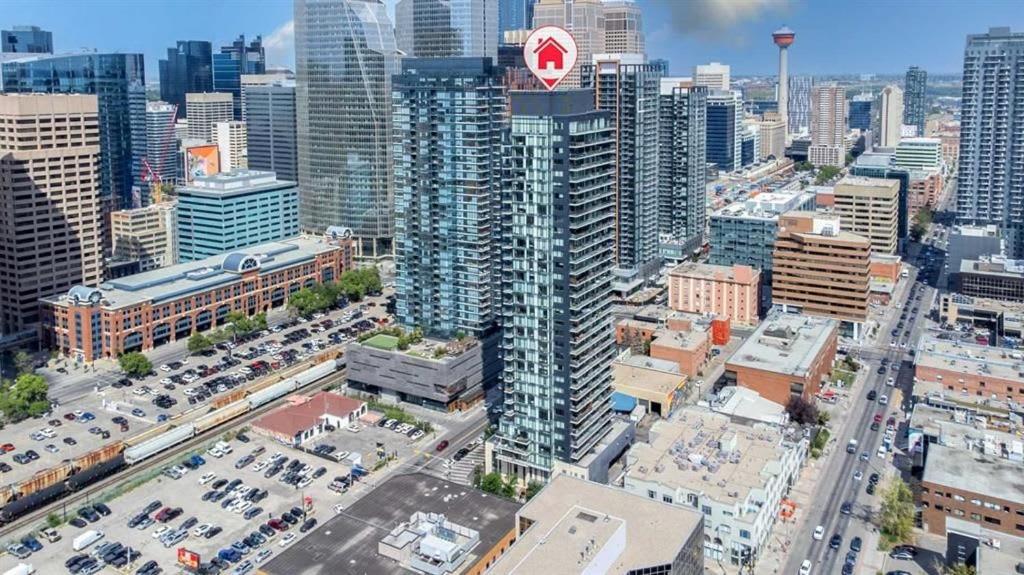New! 22fl Downtown W Tower View & Pool, Free Banff Pass, Parking, Gym, Wine & More! Holiday home Calgary