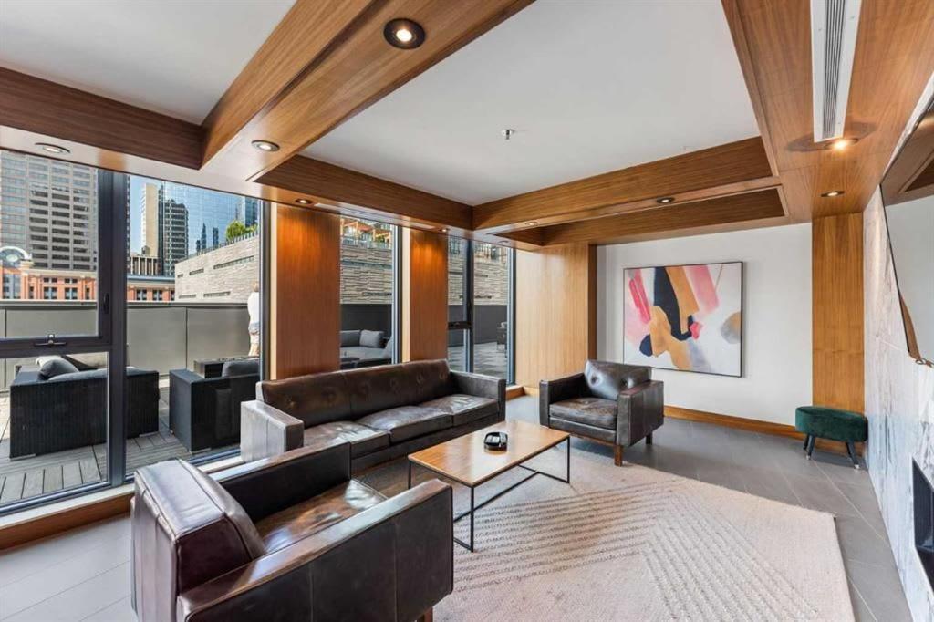 Hébergement de vacances New! 22fl Downtown W Tower View & Pool, Free Banff Pass, Parking, Gym, Wine & More! Calgary
