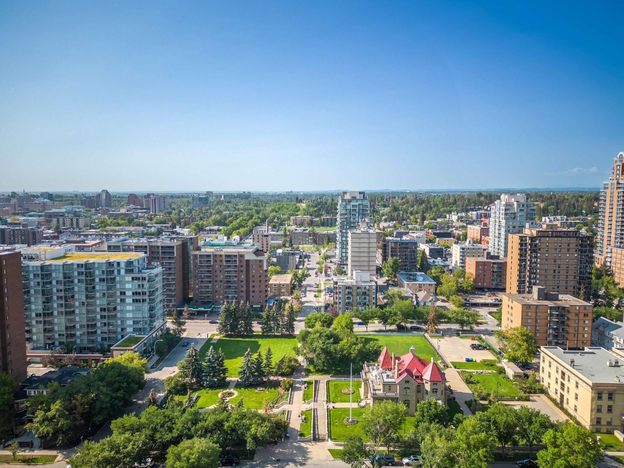 Hébergement de vacances New! 22fl Downtown W Tower View & Pool, Free Banff Pass, Parking, Gym, Wine & More!