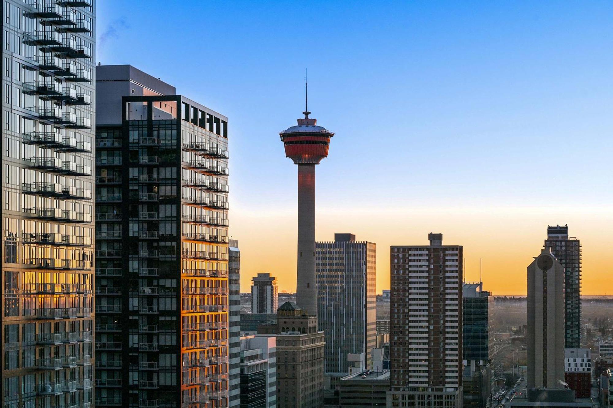 New! 22fl Downtown W Tower View & Pool, Free Banff Pass, Parking, Gym, Wine & More! * Calgary