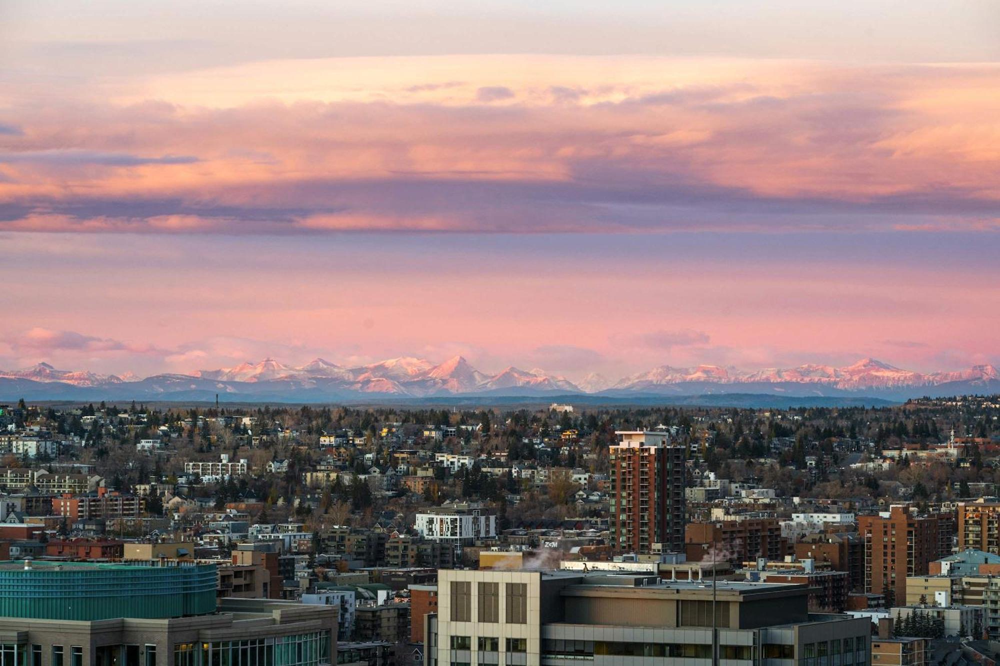 New! 22fl Downtown W Tower View & Pool, Free Banff Pass, Parking, Gym, Wine & More!
