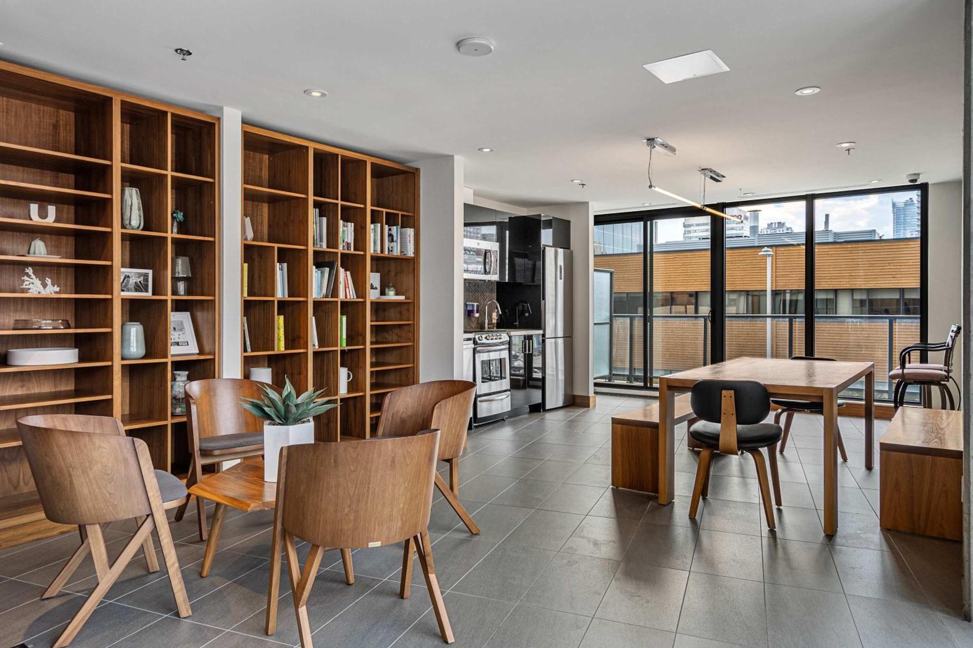 New! 22fl Downtown W Tower View & Pool, Free Banff Pass, Parking, Gym, Wine & More! *