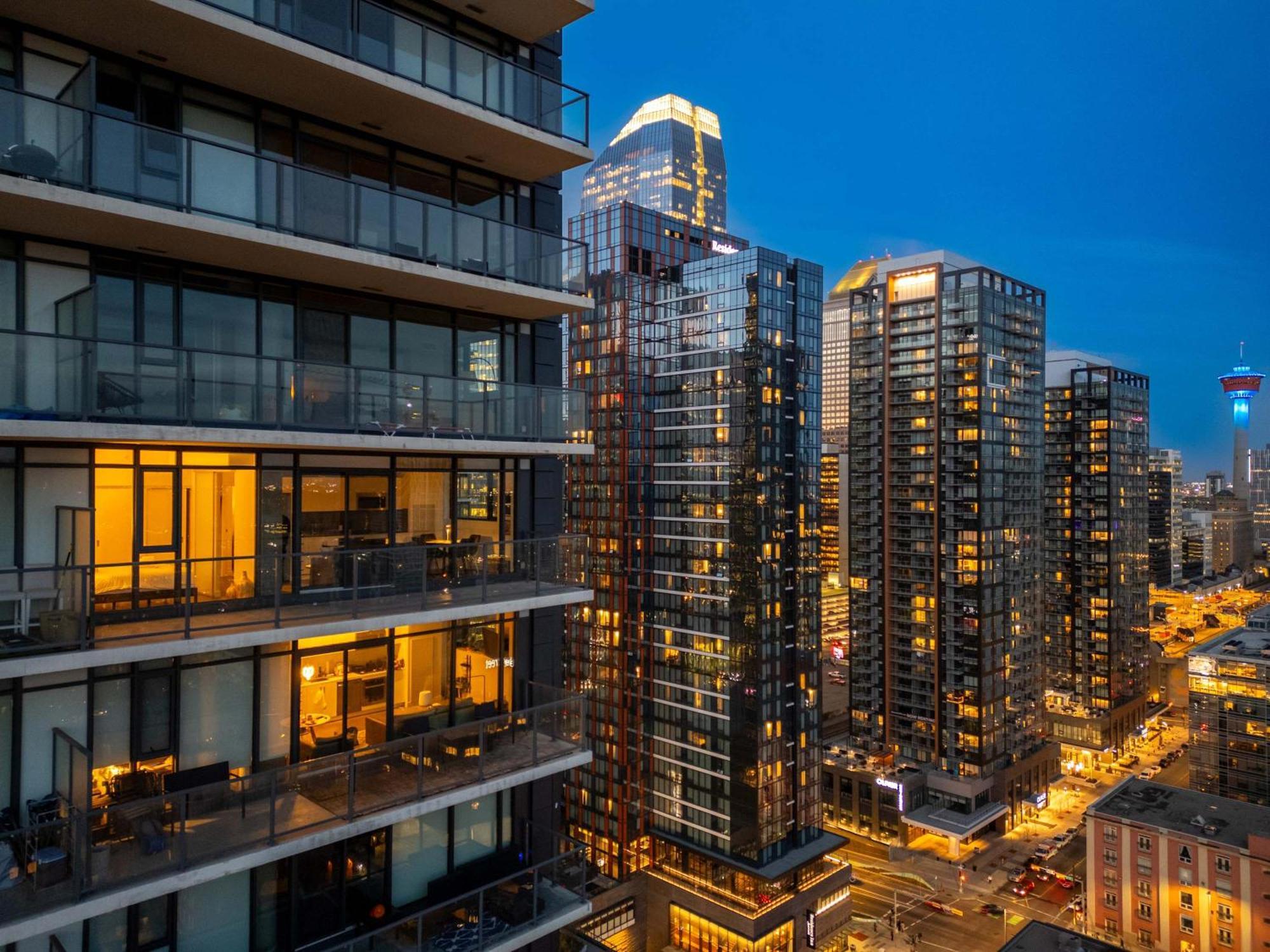 New! 22fl Downtown W Tower View & Pool, Free Banff Pass, Parking, Gym, Wine & More!