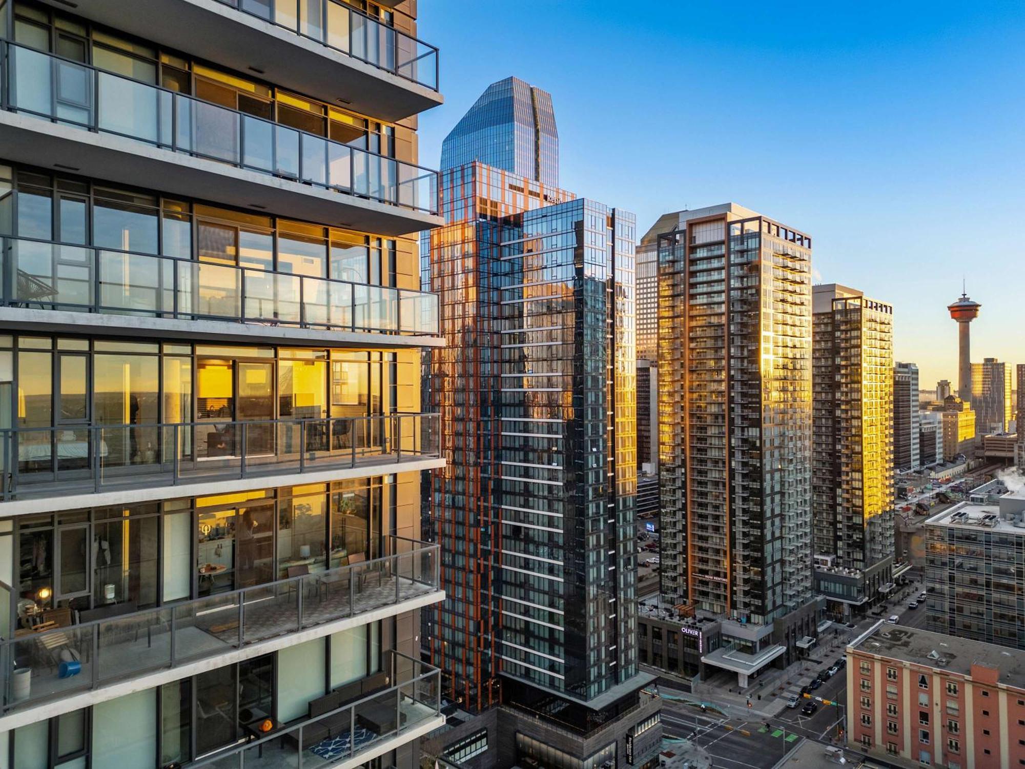 New! 22fl Downtown W Tower View & Pool, Free Banff Pass, Parking, Gym, Wine & More! Hébergement de vacances