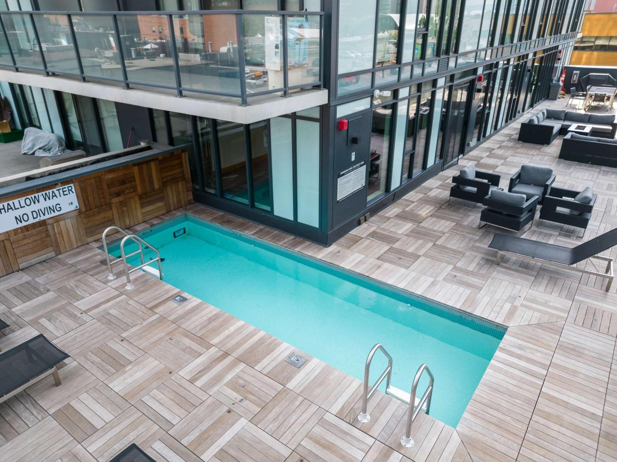 New! 22fl Downtown W Tower View & Pool, Free Banff Pass, Parking, Gym, Wine & More! Holiday home *