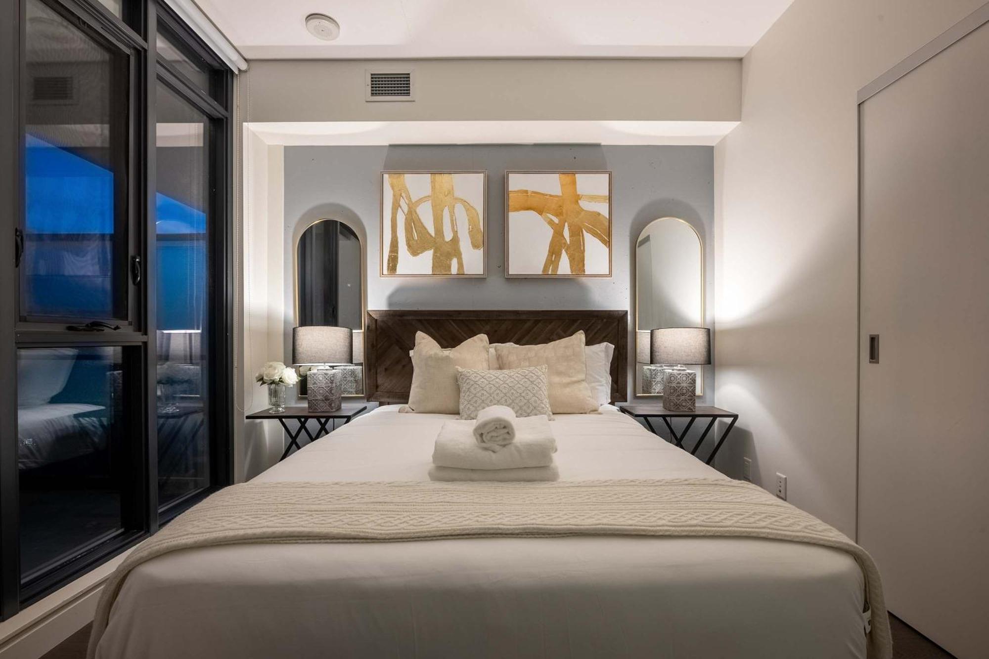 Hébergement de vacances New! 22fl Downtown W Tower View & Pool, Free Banff Pass, Parking, Gym, Wine & More! *