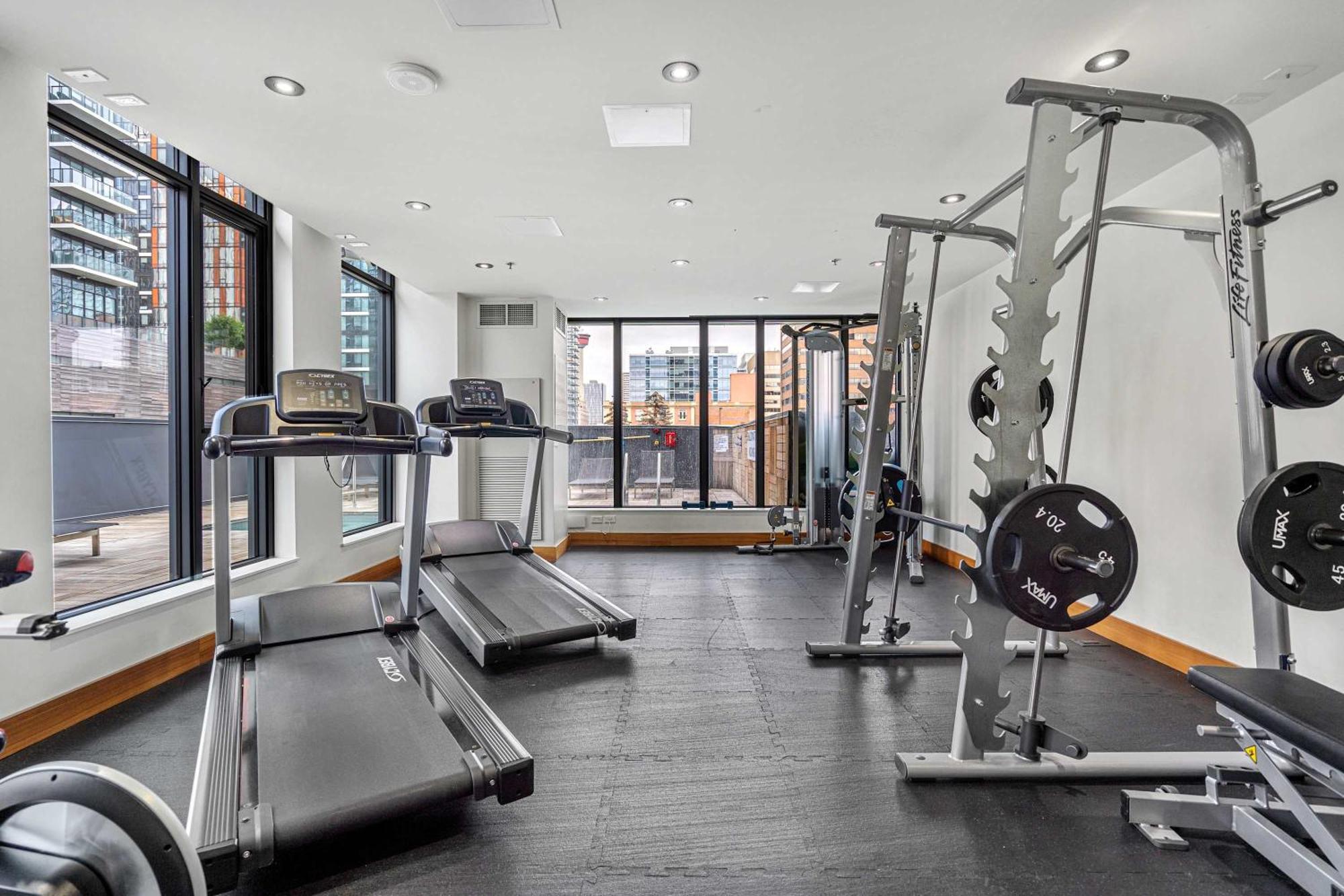 New! 22fl Downtown W Tower View & Pool, Free Banff Pass, Parking, Gym, Wine & More! * Calgary