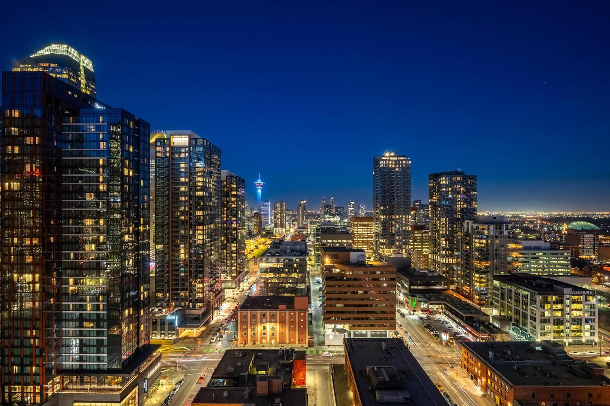 New! 22fl Downtown W Tower View & Pool, Free Banff Pass, Parking, Gym, Wine & More!