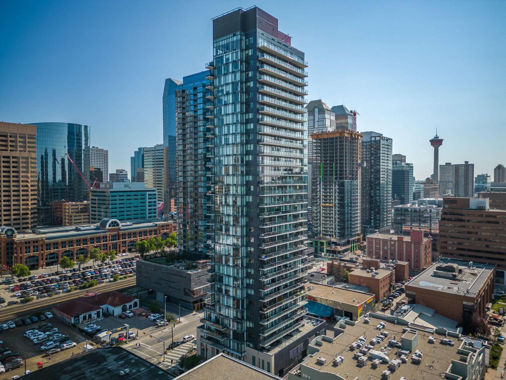 Holiday home New! 22fl Downtown W Tower View & Pool, Free Banff Pass, Parking, Gym, Wine & More! Calgary