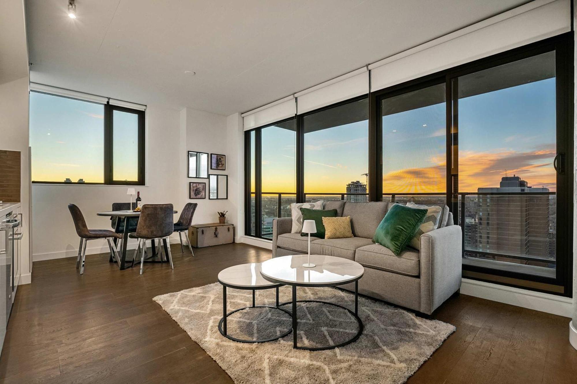 New! 22fl Downtown W Tower View & Pool, Free Banff Pass, Parking, Gym, Wine & More! Calgary