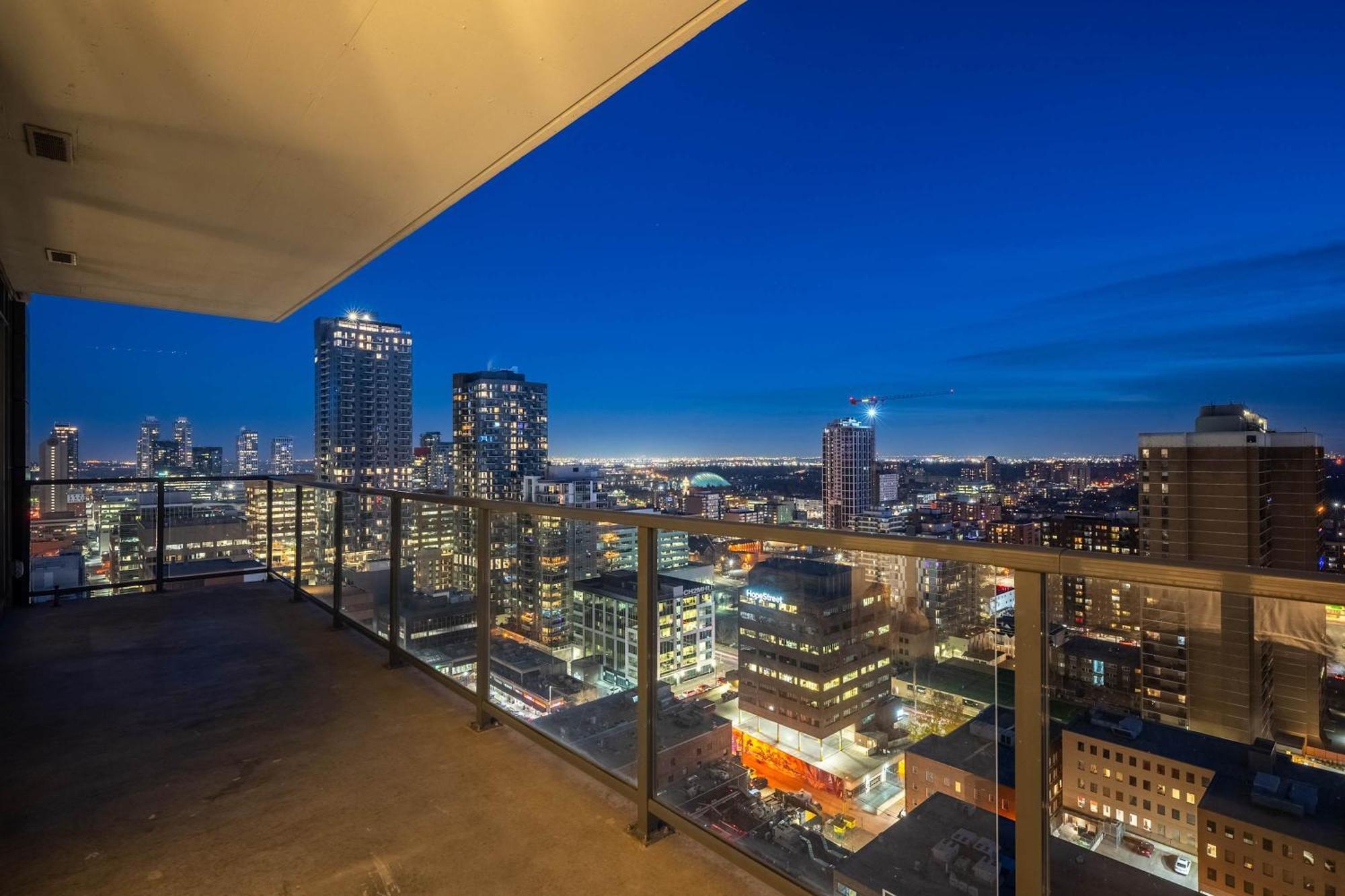 New! 22fl Downtown W Tower View & Pool, Free Banff Pass, Parking, Gym, Wine & More! Holiday home