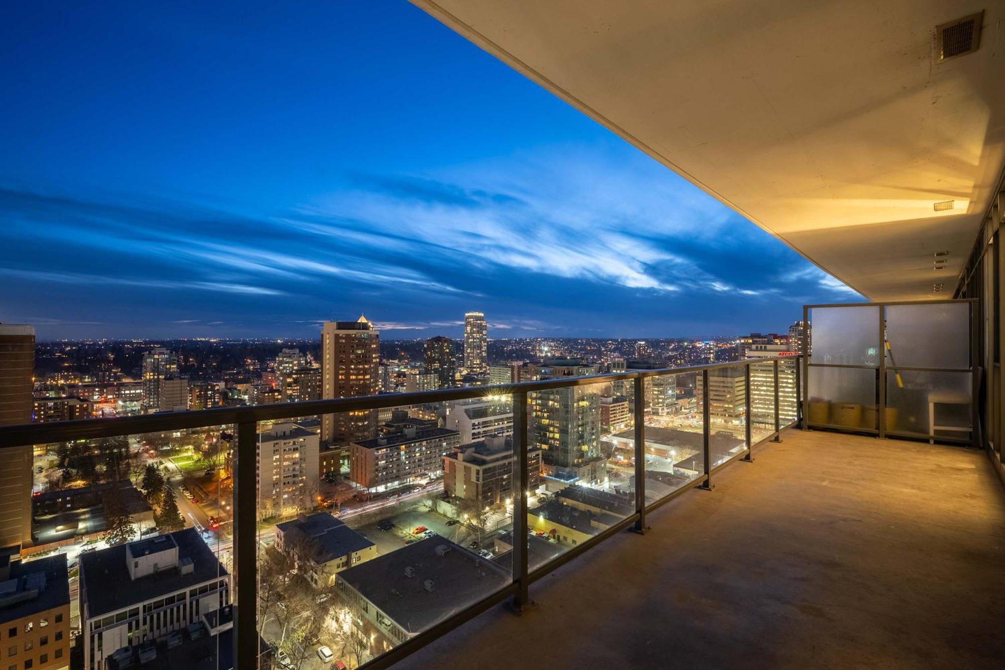New! 22fl Downtown W Tower View & Pool, Free Banff Pass, Parking, Gym, Wine & More! Hébergement de vacances *