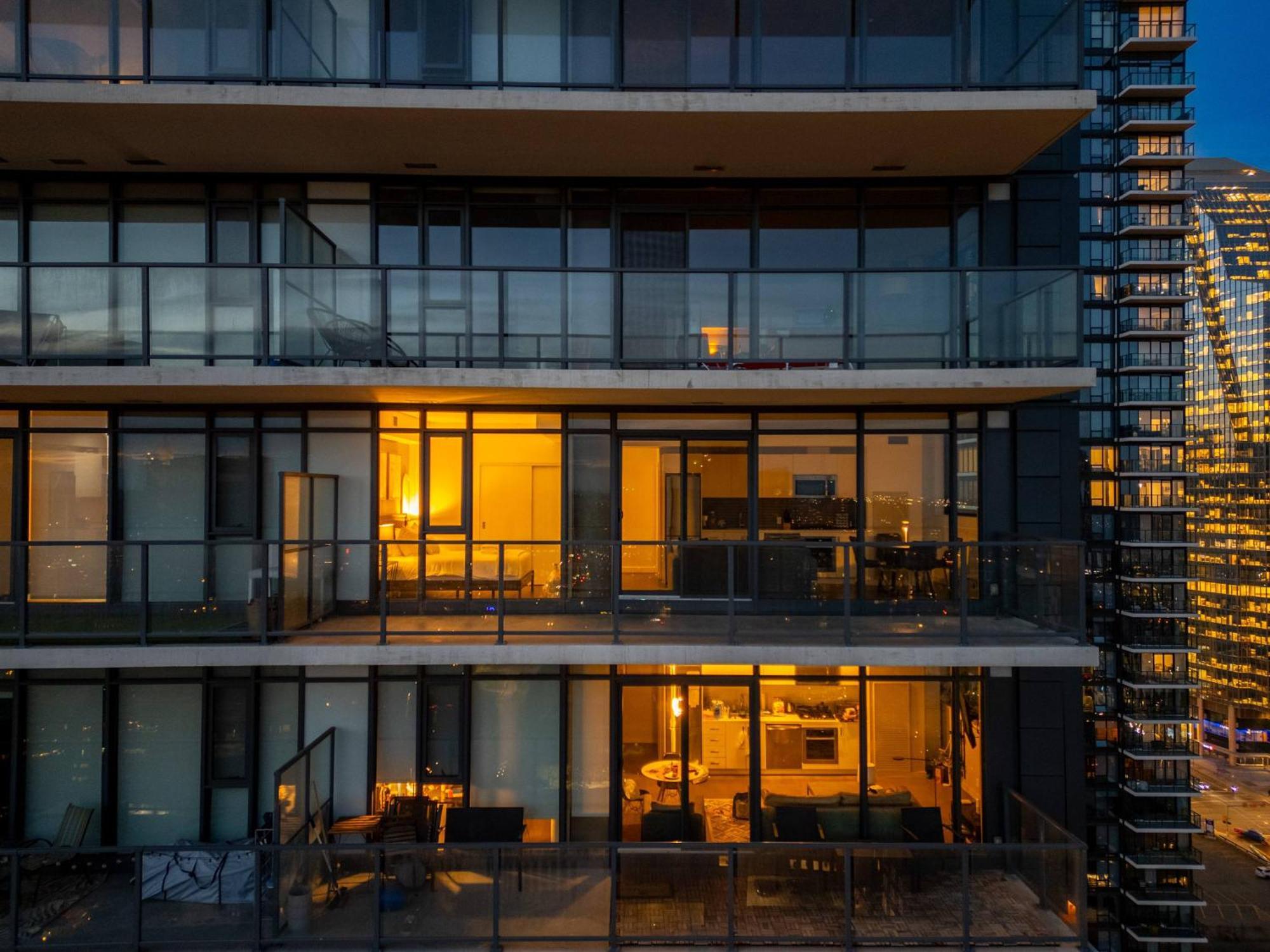 Holiday home New! 22fl Downtown W Tower View & Pool, Free Banff Pass, Parking, Gym, Wine & More! *