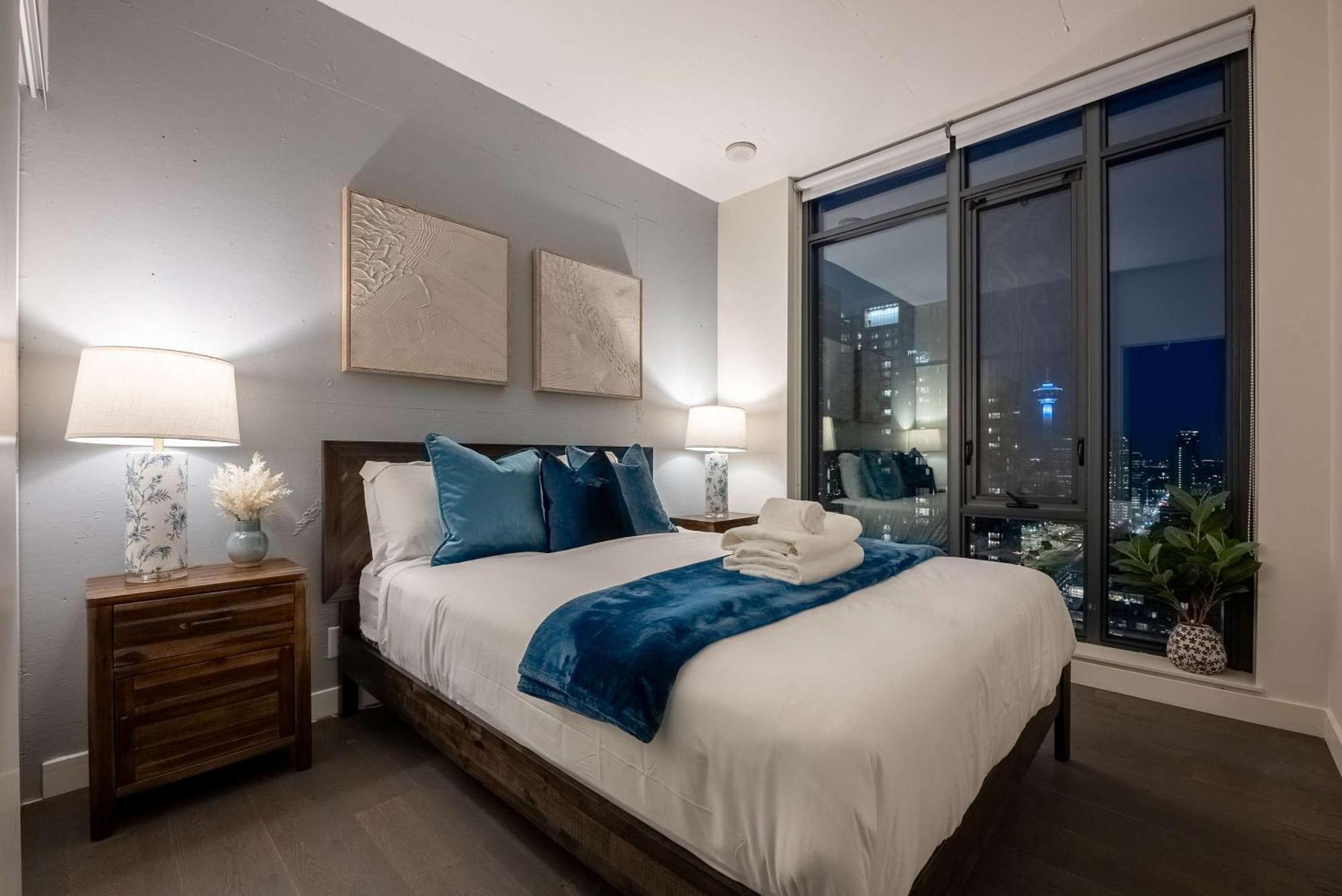 New! 22fl Downtown W Tower View & Pool, Free Banff Pass, Parking, Gym, Wine & More! *