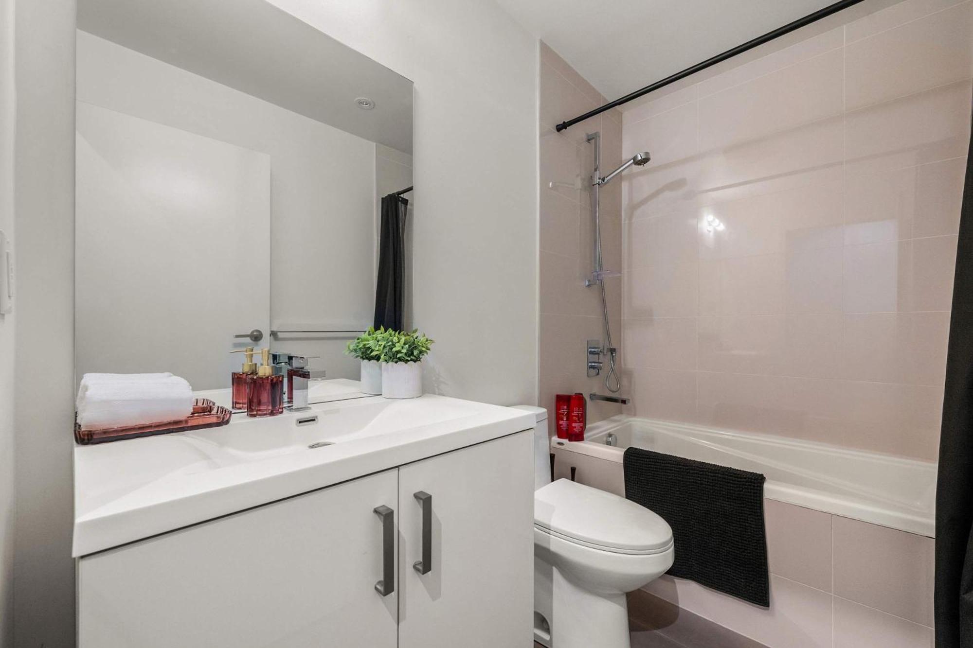 New! 22fl Downtown W Tower View & Pool, Free Banff Pass, Parking, Gym, Wine & More! * Calgary