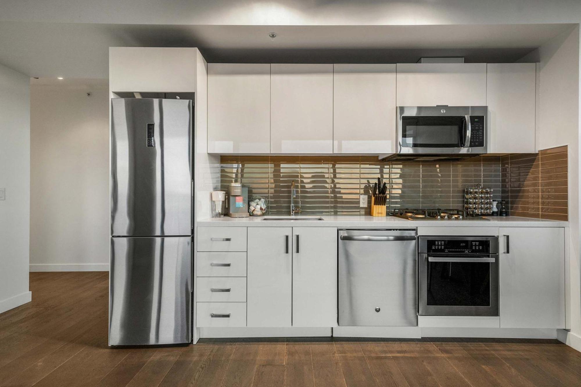 New! 22fl Downtown W Tower View & Pool, Free Banff Pass, Parking, Gym, Wine & More! Holiday home