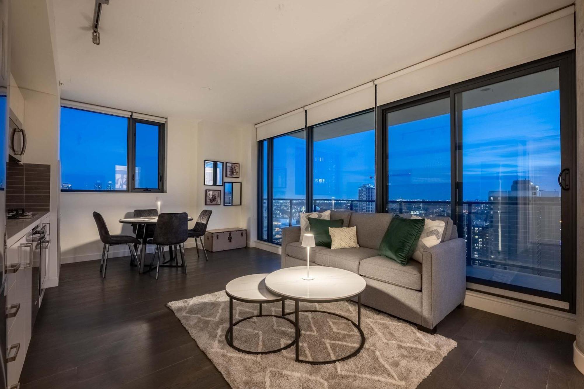 Holiday home New! 22fl Downtown W Tower View & Pool, Free Banff Pass, Parking, Gym, Wine & More! Calgary
