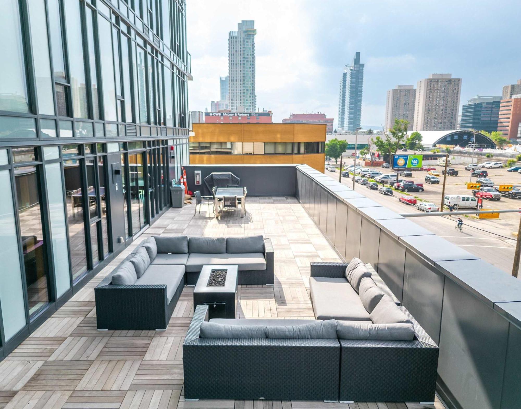New! 22fl Downtown W Tower View & Pool, Free Banff Pass, Parking, Gym, Wine & More! *