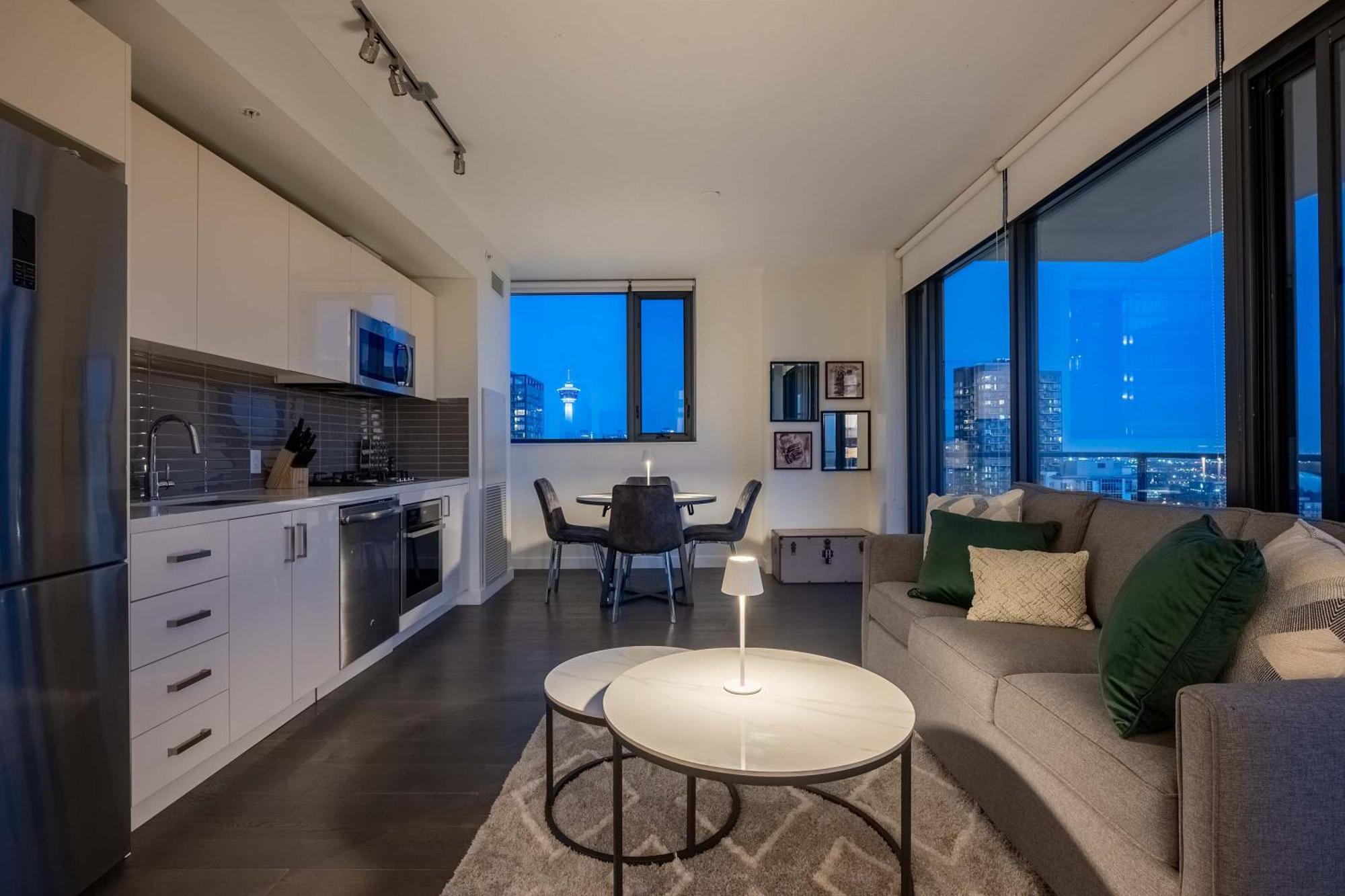 New! 22fl Downtown W Tower View & Pool, Free Banff Pass, Parking, Gym, Wine & More! Hébergement de vacances