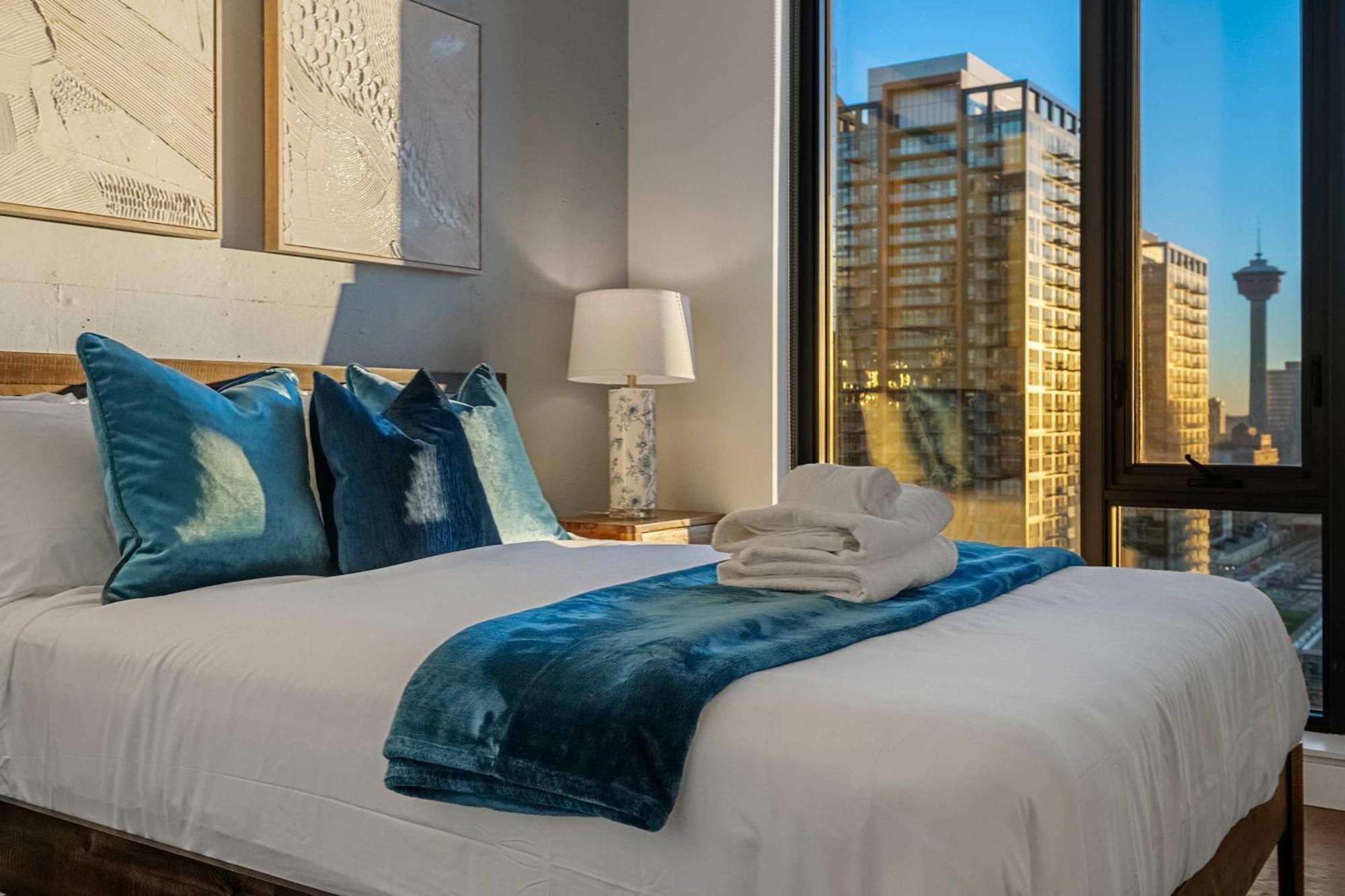 New! 22fl Downtown W Tower View & Pool, Free Banff Pass, Parking, Gym, Wine & More! Hébergement de vacances *