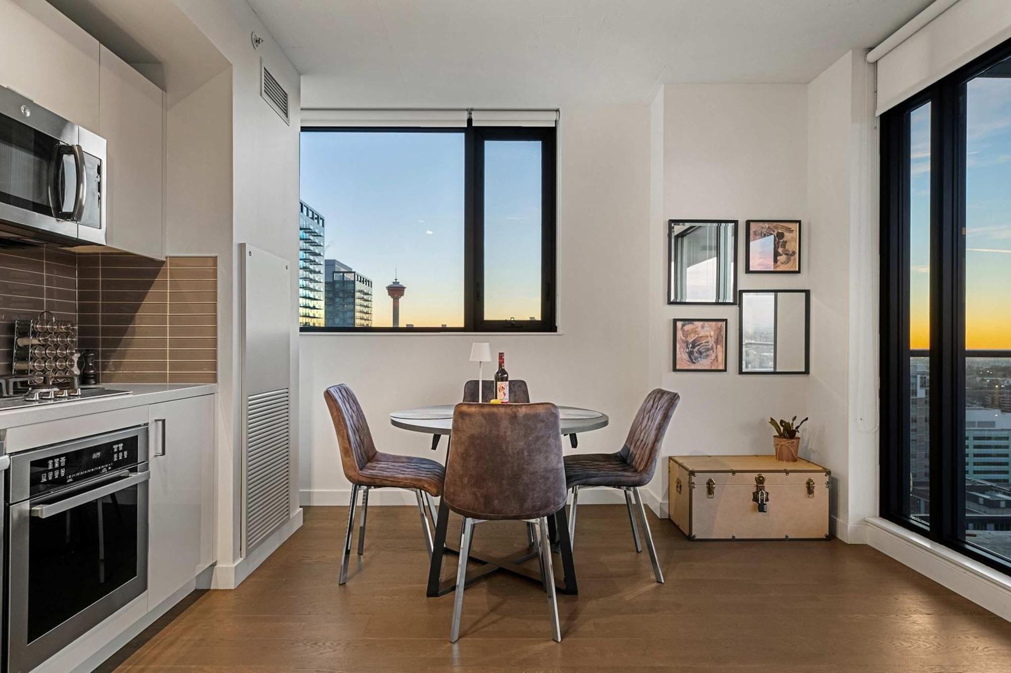 Holiday home New! 22fl Downtown W Tower View & Pool, Free Banff Pass, Parking, Gym, Wine & More! *