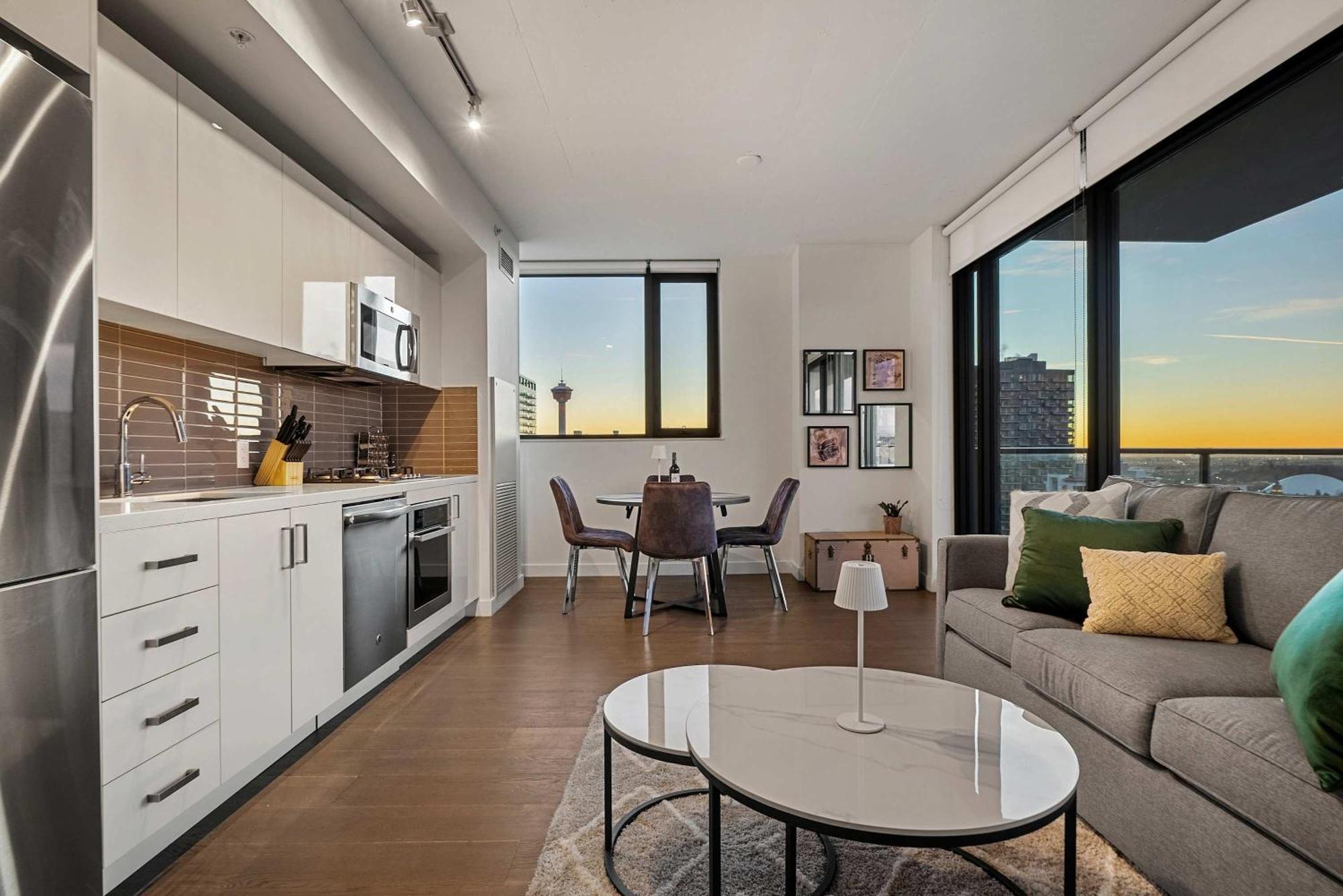 Holiday home New! 22fl Downtown W Tower View & Pool, Free Banff Pass, Parking, Gym, Wine & More! Calgary