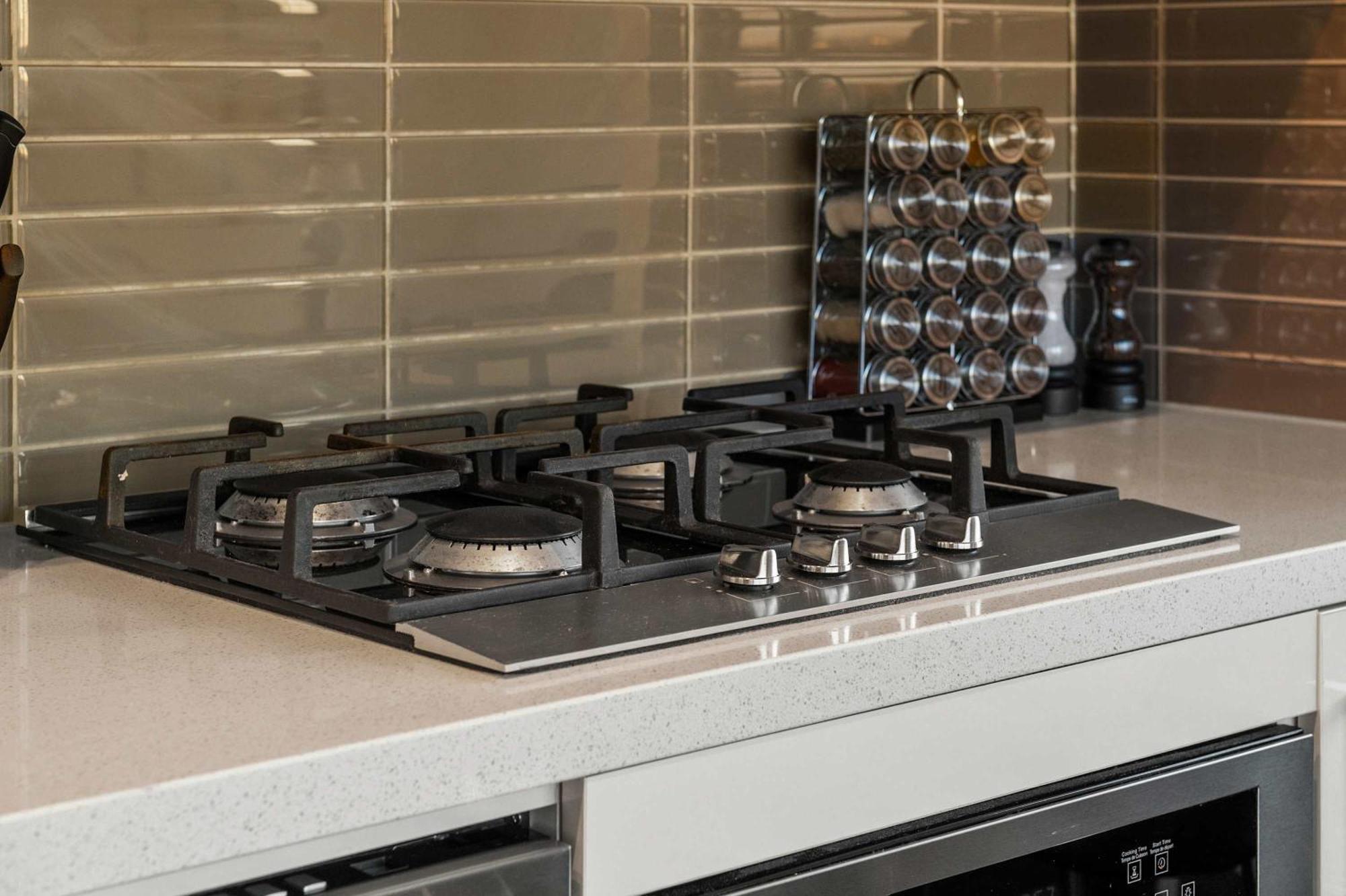 New! 22fl Downtown W Tower View & Pool, Free Banff Pass, Parking, Gym, Wine & More! *