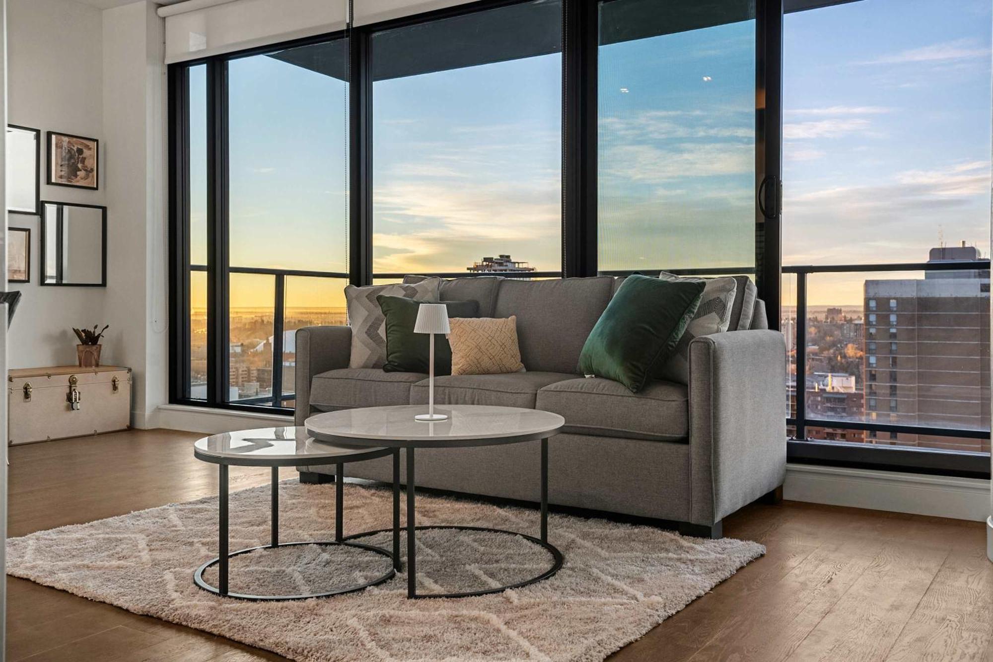New! 22fl Downtown W Tower View & Pool, Free Banff Pass, Parking, Gym, Wine & More! Calgary
