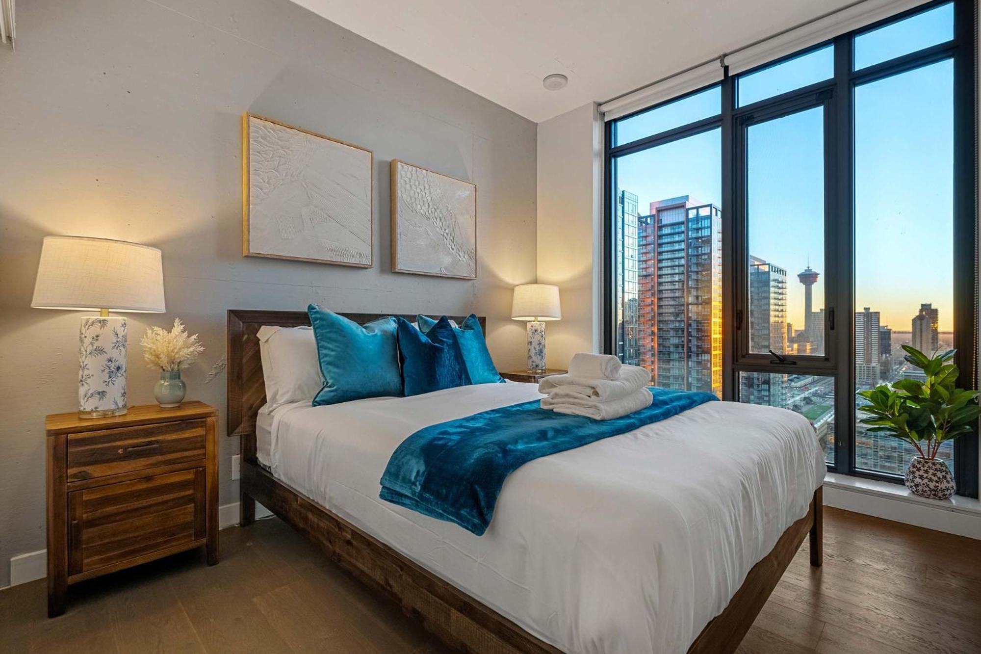New! 22fl Downtown W Tower View & Pool, Free Banff Pass, Parking, Gym, Wine & More! Holiday home Calgary