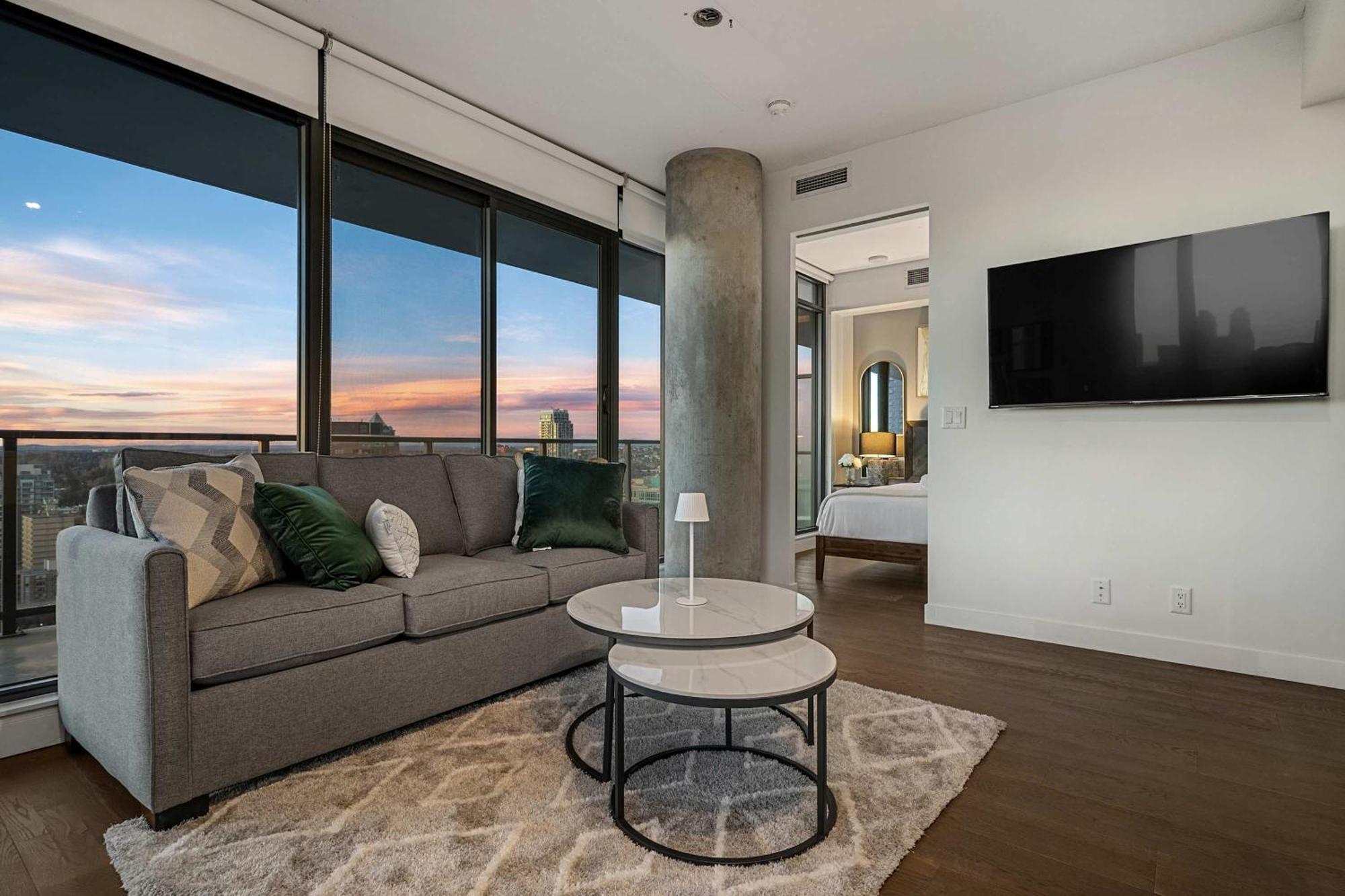 New! 22fl Downtown W Tower View & Pool, Free Banff Pass, Parking, Gym, Wine & More! *