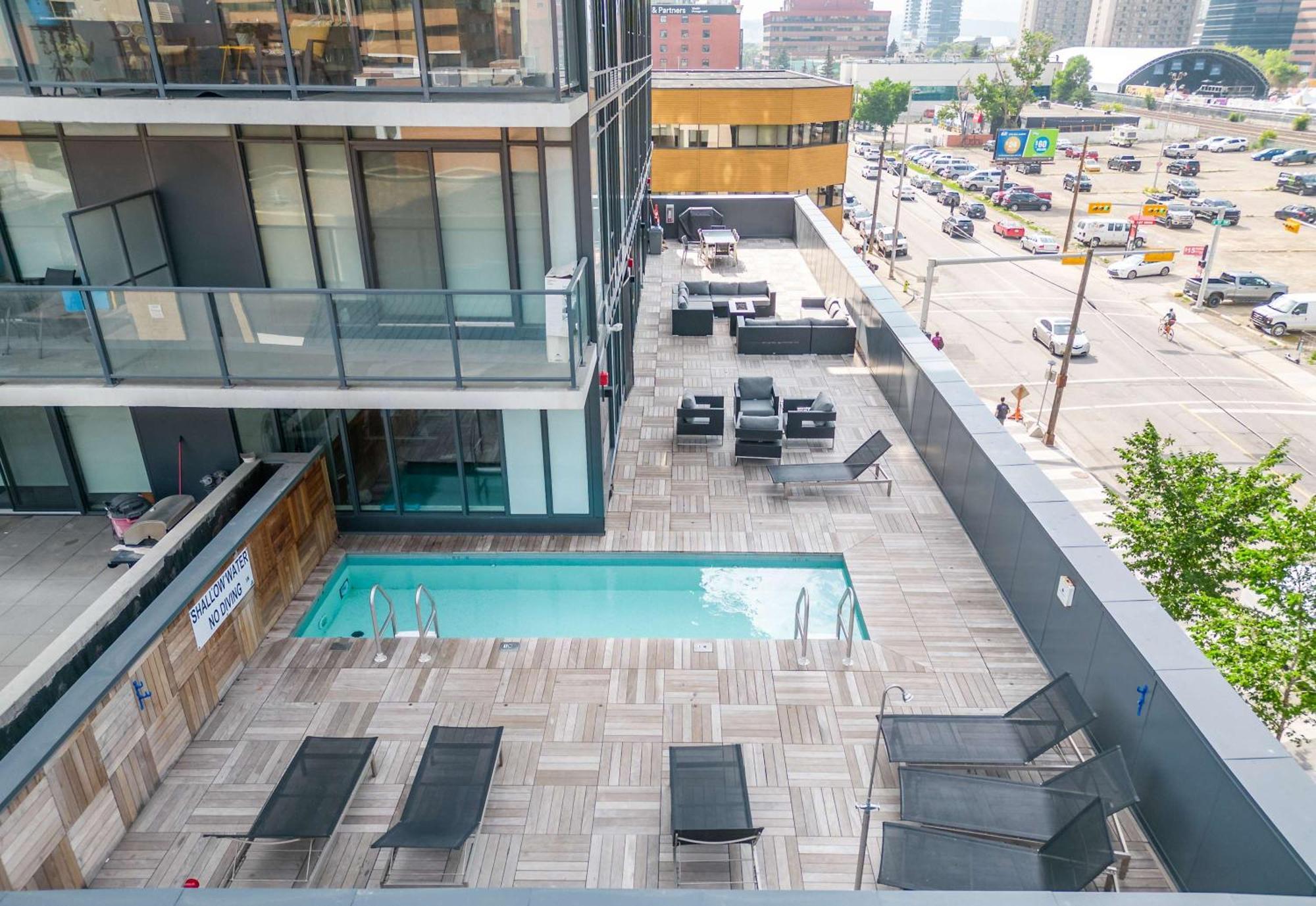 New! 22fl Downtown W Tower View & Pool, Free Banff Pass, Parking, Gym, Wine & More! Calgary